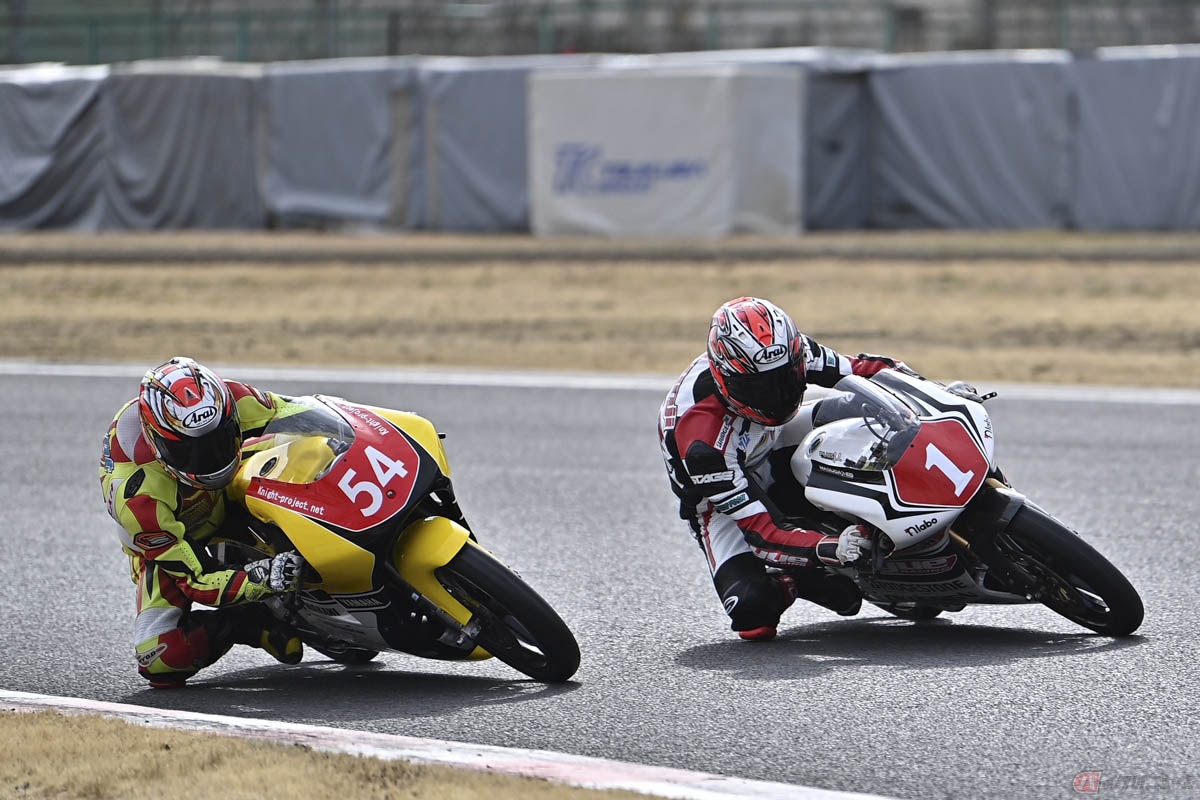 2025筑波ロードレース選手権シリーズ第１戦「S80」クラス決勝の様子。エンジンの排気量(2ストローク：85cc以下、4ストローク：160cc以下)以外の制限が無いためオリジナルのマシンも見られます（写真：POP近藤）