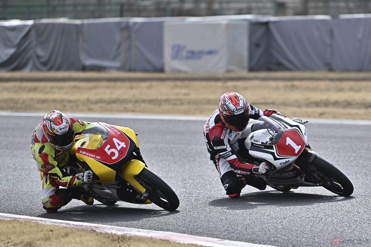 2025筑波ロードレース選手権シリーズ第1戦「S80」クラス決勝の様子。エンジンの排気量(2ストローク:85cc以下、4ストローク:160cc以下)以外の制限が無いためオリジナルのマシンも見られます(写真:POP近藤)