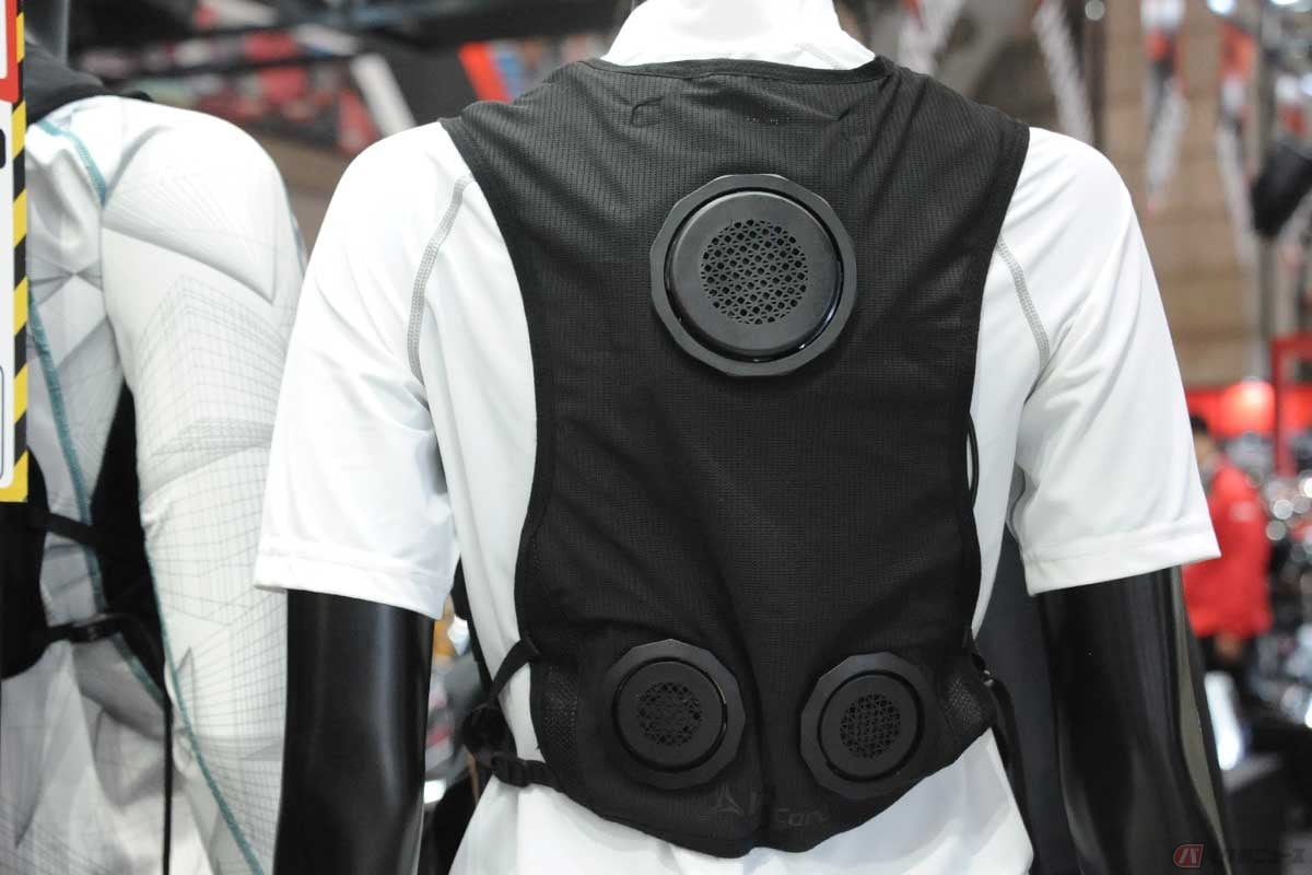 「東京モーターサイクルショー2025」で初公開されたワークマン新製品「ペルチェベストPRO2」は、首筋に作用する面が広い冷却/温熱プレートと、背面下部に2つ、前面に2つの合計5個のプレートで、その効果はワークマン史上最強を謳う(写真=中島みなみ)