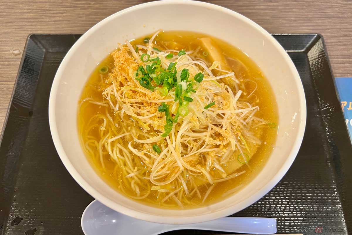 東名高速「EXPASA足柄」(上り)でいただく「らぁ麺 MORIZUMI」の「鹽(しお)らぁ麺」(930円)は、まず見た目の美しさに惹かれる一杯。透き通るスープには旨味が凝縮され、白髪ネギのシャキシャキ食感も嬉しい
