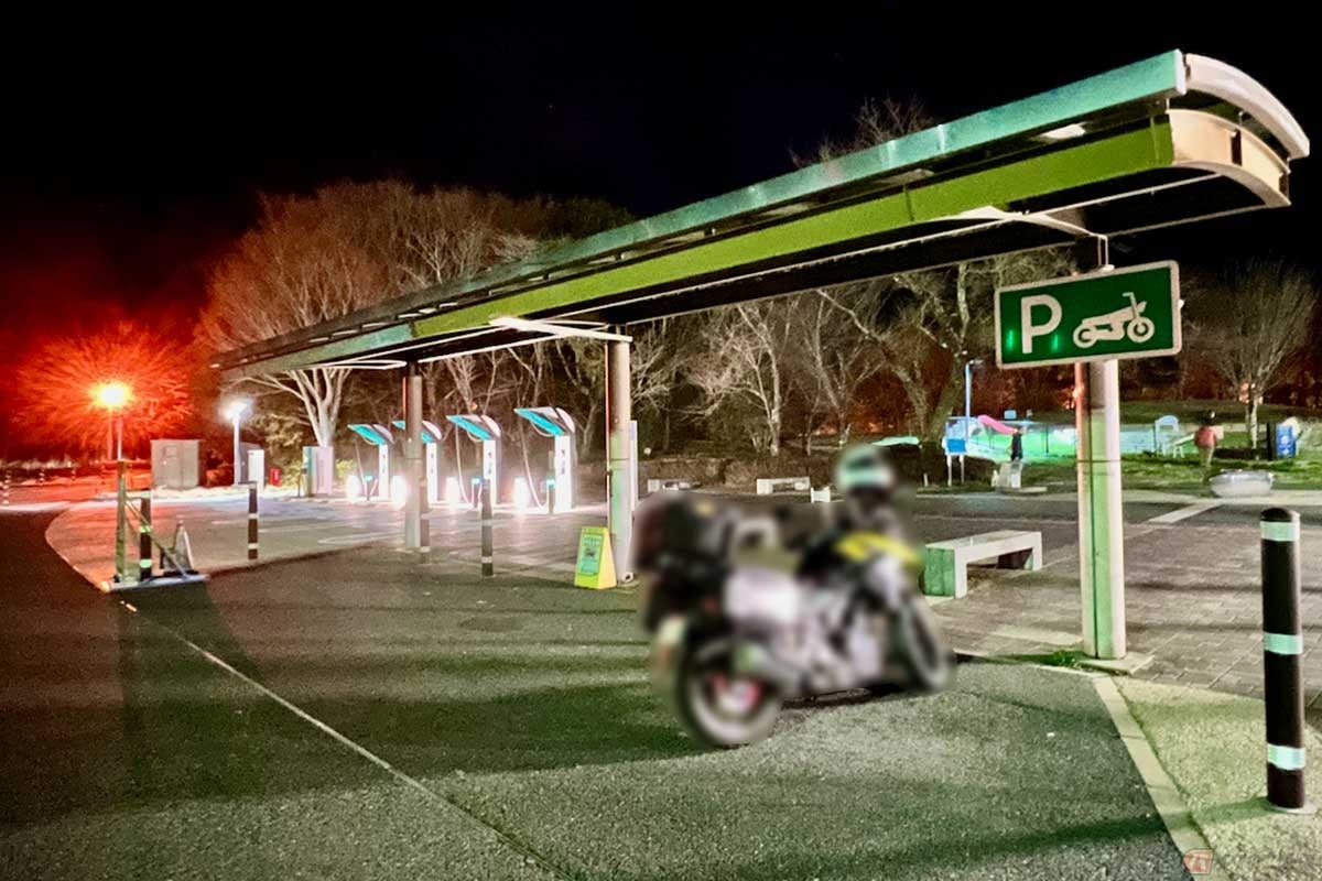 夜に訪れた「EXPASA足柄」(上り)。こちらの施設ではたくさんのバイクが停められる2輪専用の駐車スペースが確保されている。しかも屋根まで設置されている