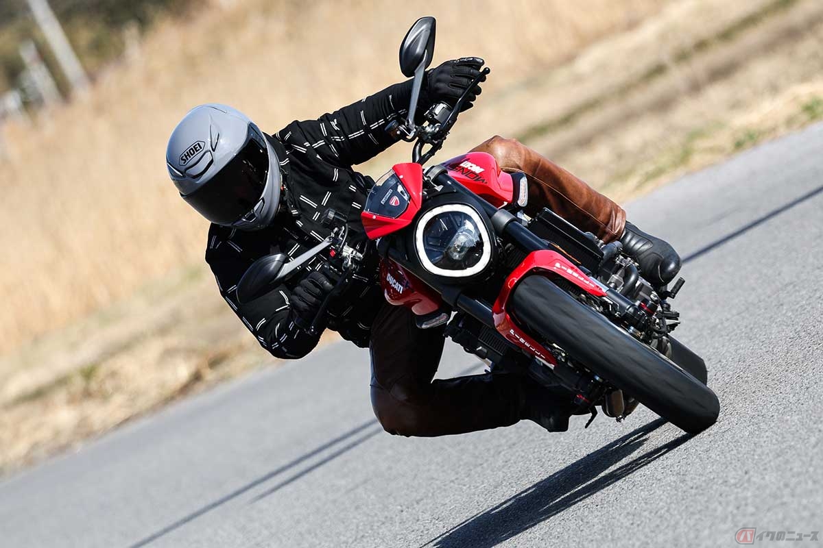 ドゥカティ「Monster＋」に試乗する筆者（中村友彦）