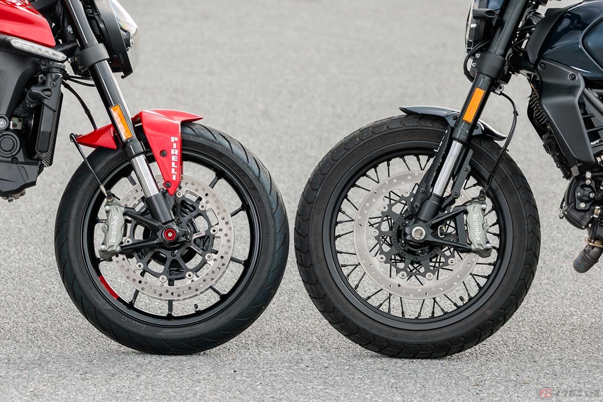 両車のフロントタイヤのサイズは、左の「Monster＋」は現在のスポーツバイクの定番になっている120／70ZR17で、右の「Scrambler Nightshift」はクラシックテイストを意識した110／80R18