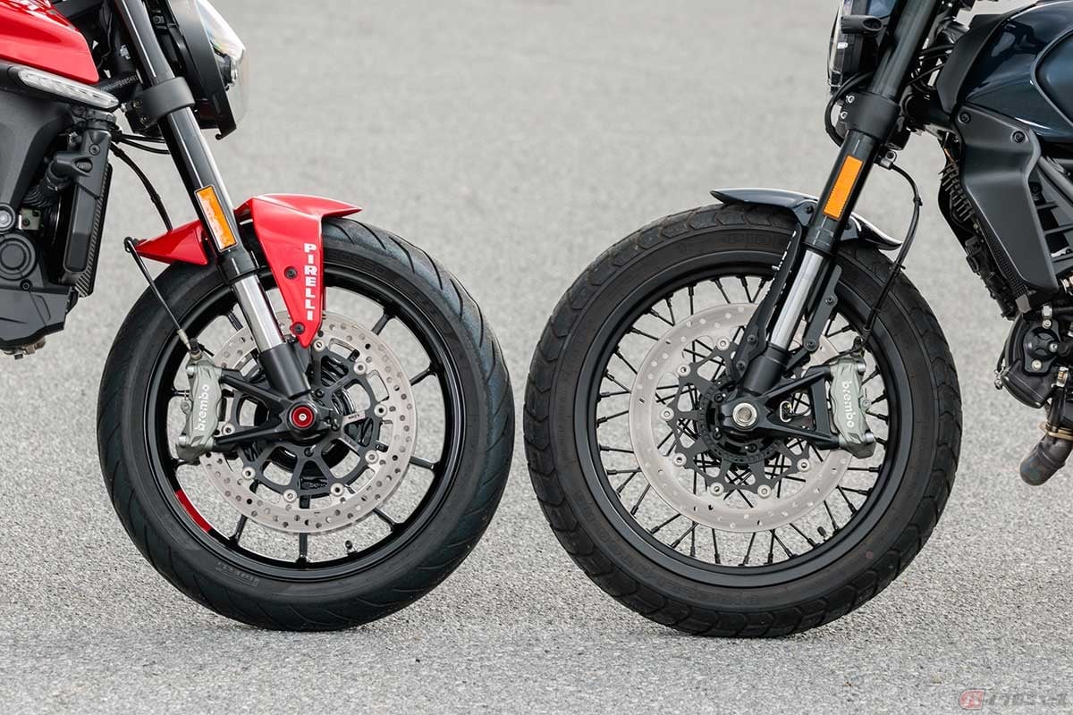 両車のフロントタイヤのサイズは、左の「Monster+」は現在のスポーツバイクの定番になっている120/70ZR17で、右の「Scrambler Nightshift」はクラシックテイストを意識した110/80R18