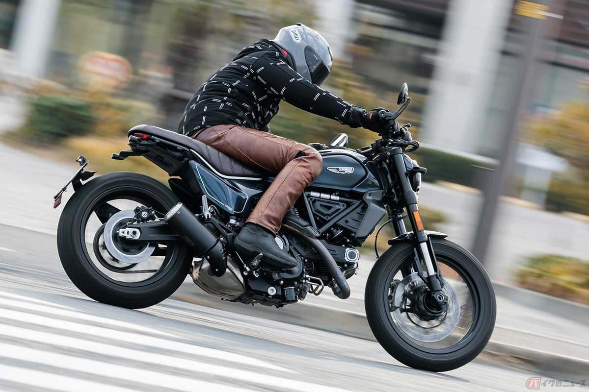 ドゥカティ「Scrambler Nightshift」に試乗する筆者(中村友彦)