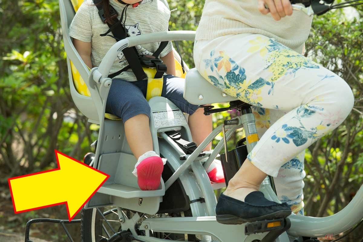 子供の成長に合わせてフットレストの調節を。シートベルトやヘルメットも忘れずに