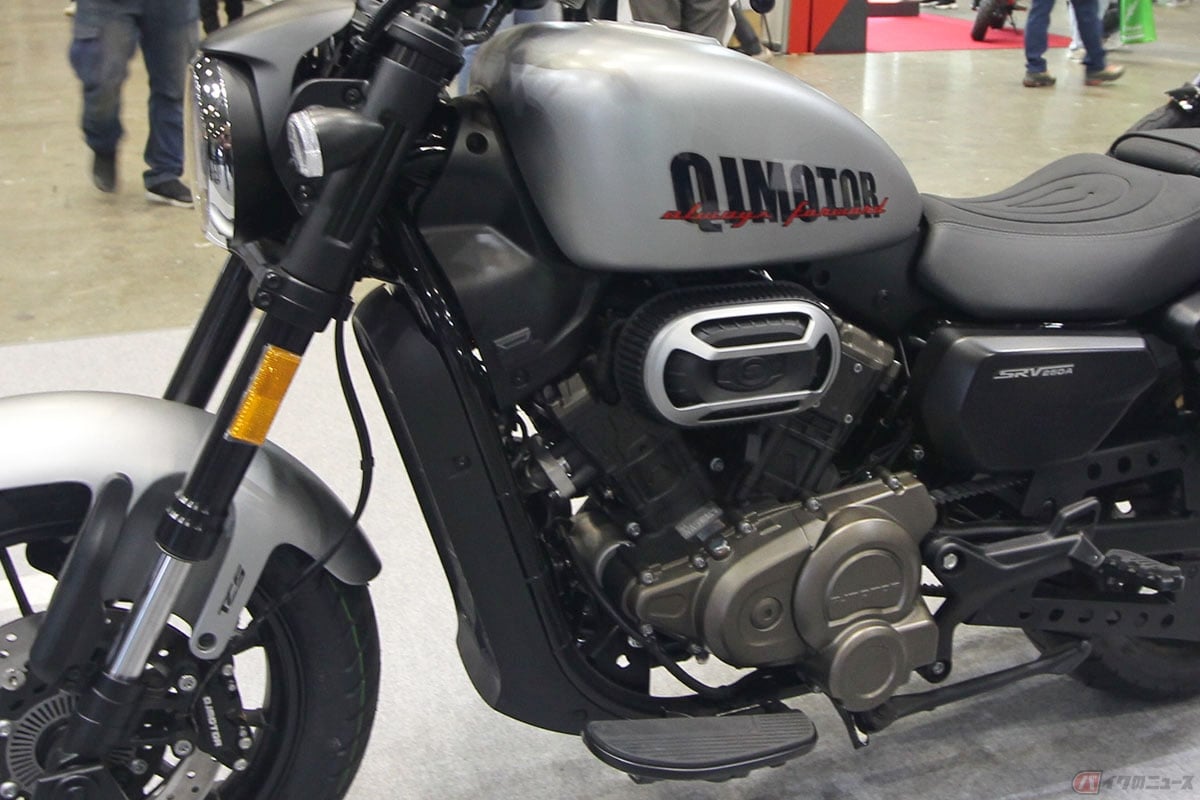QJMOTOR「SRV250A」。シフトペダルは無く、フットペグはボードタイプへと置き換えられています