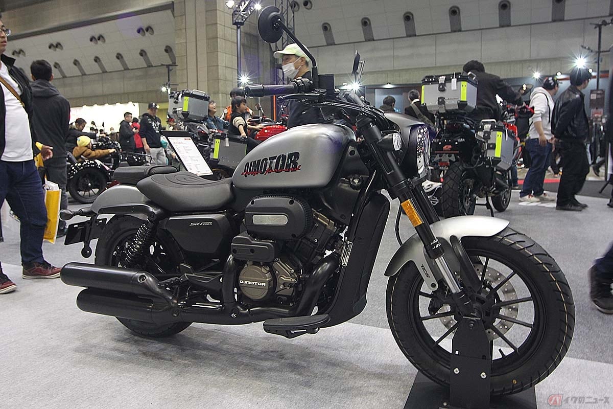 QJMOTOR「SRV250A」。シフトペダルは無く、フットペグはボードタイプへと置き換えられています