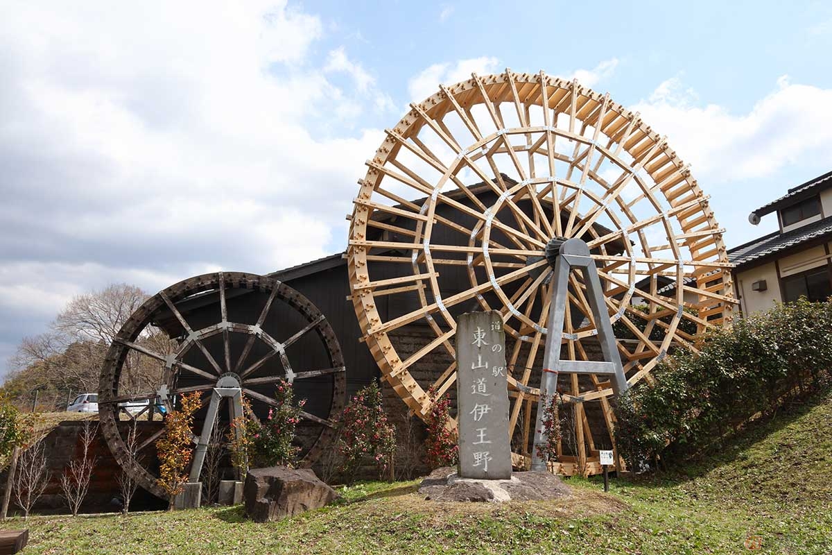 取材後、遅めの昼食を目的にやってきたのは「道の駅　東山道伊王野」。大きな水車がランドマークになっている
