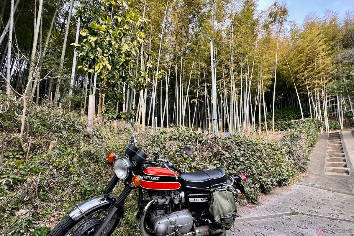 バイクで神奈川県横浜市の「小机城址」へ。住宅街を上るとすぐに「小机城」の入口がある。地元の人や通行人の邪魔にならないようにバイクを停めて散策した