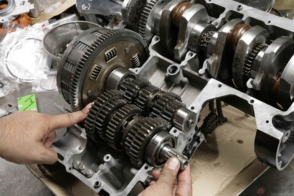 エンジンの組み立て作業、見たことありますか？ 名車カワサキ「Z2