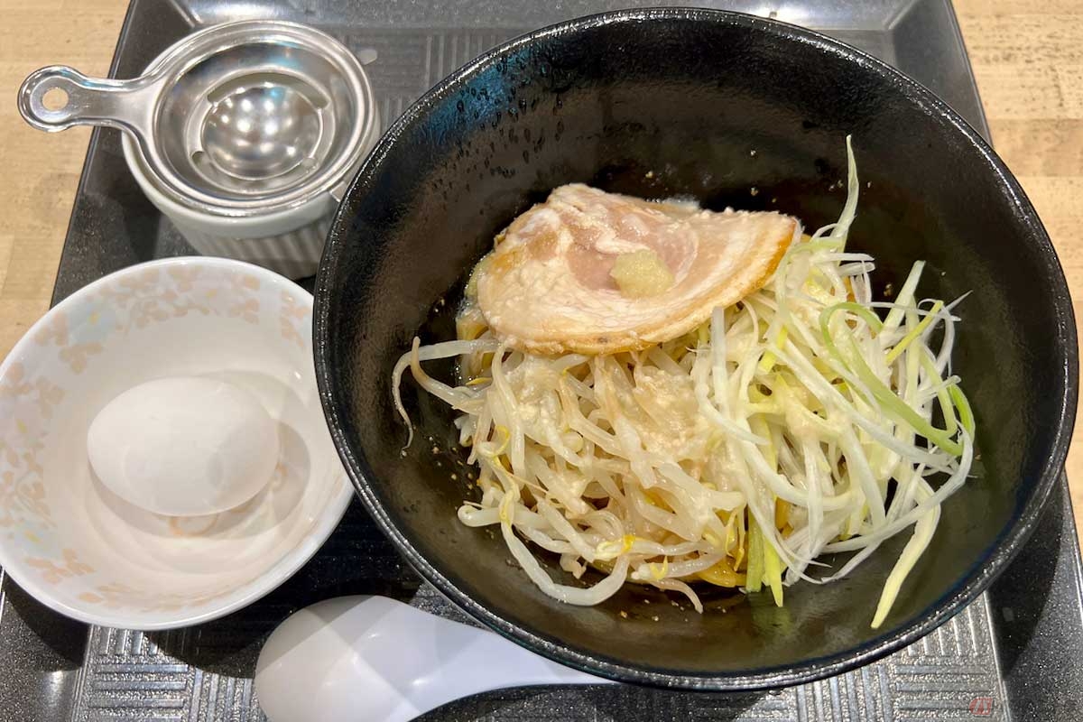 首都高湾岸線「市川PA」でいただく「背徳の豚アブラそば」（1000円）は、写真からは「背徳感」は感じられないが、なかなかどうして、かなりボリュームのある油そばだった