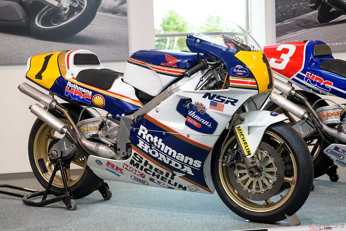 エディ・ローソン選手が乗った1989年の「NSR500」。バンク角確保のための大きく曲がったスイングアームのガルアームを採用