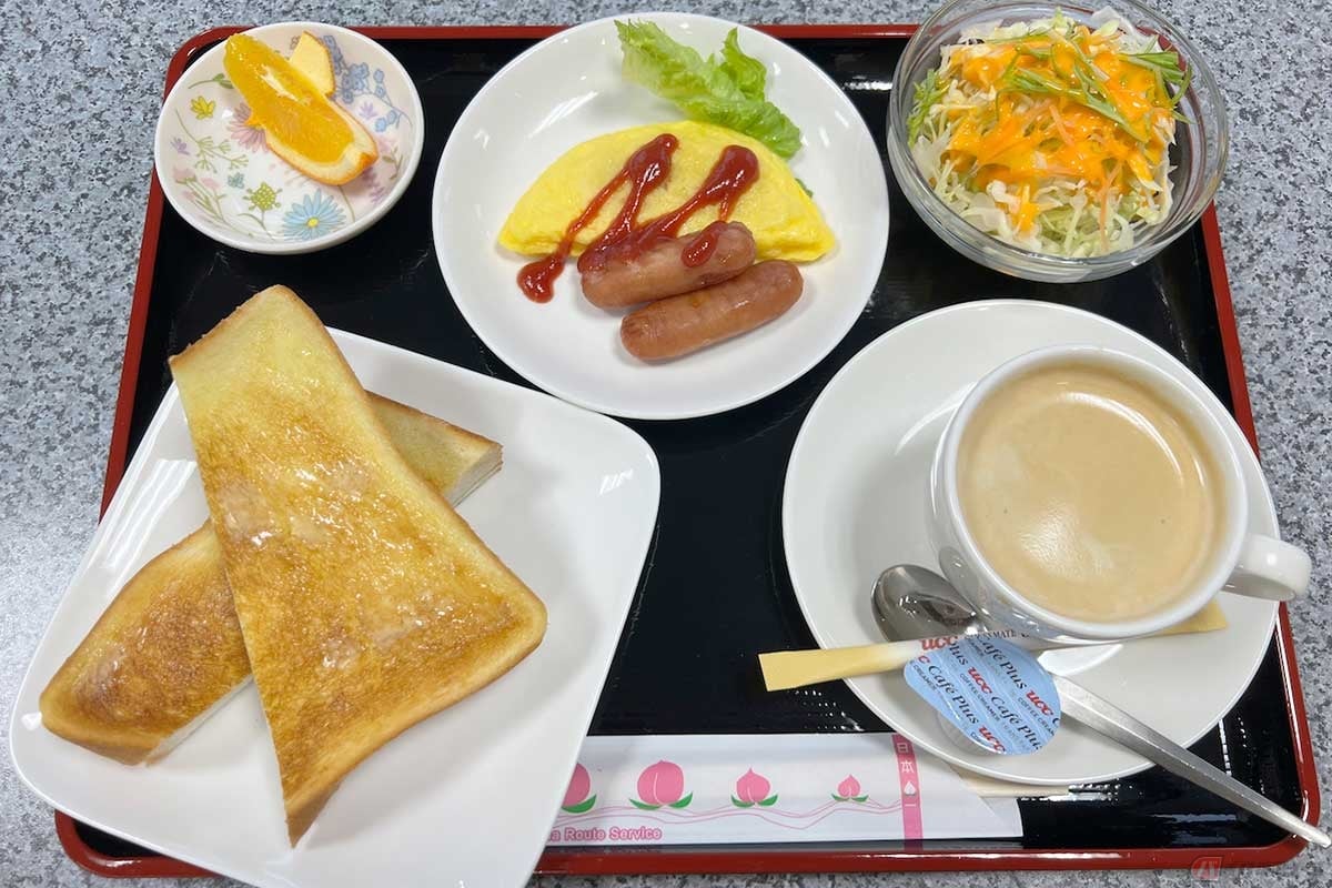 中国自動車道「勝央SA」(下り)でいただいた洋食系の「モーニングセット」(880円)は、見た目も鮮やかで味も良く、満足の朝となった