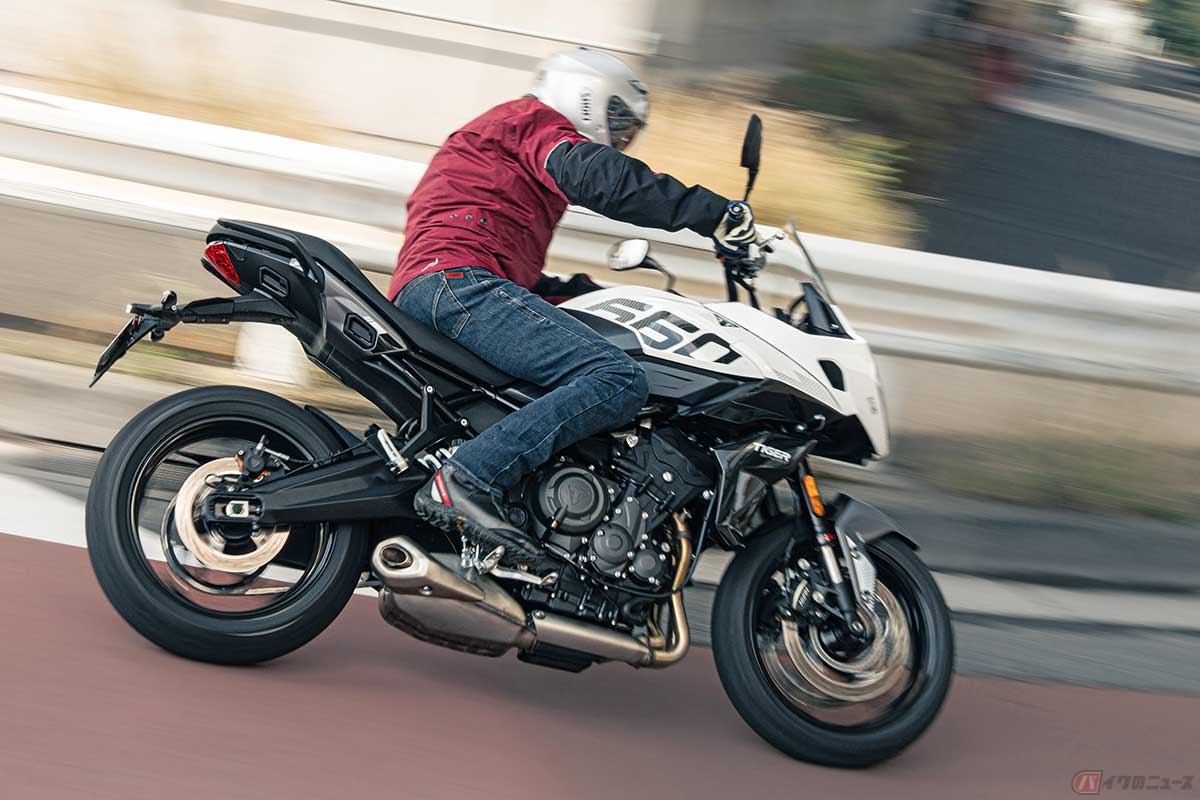 トライアンフ新型「Tiger Sport 660」(2025年型)に試乗する筆者(佐川健太郎)