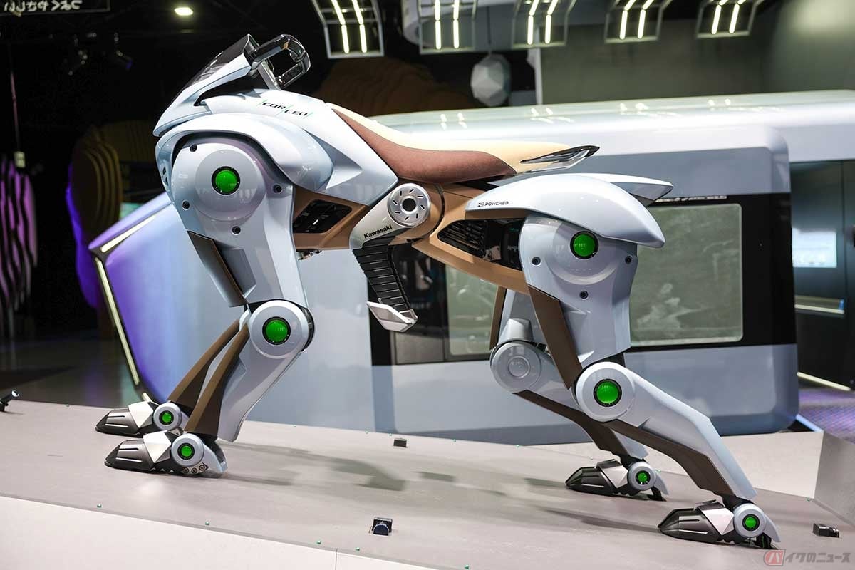 川崎重工が公開したコンセプトモデル「CORLEO」。乗車時はしゃがんでくれるという（写真：小林ゆき）