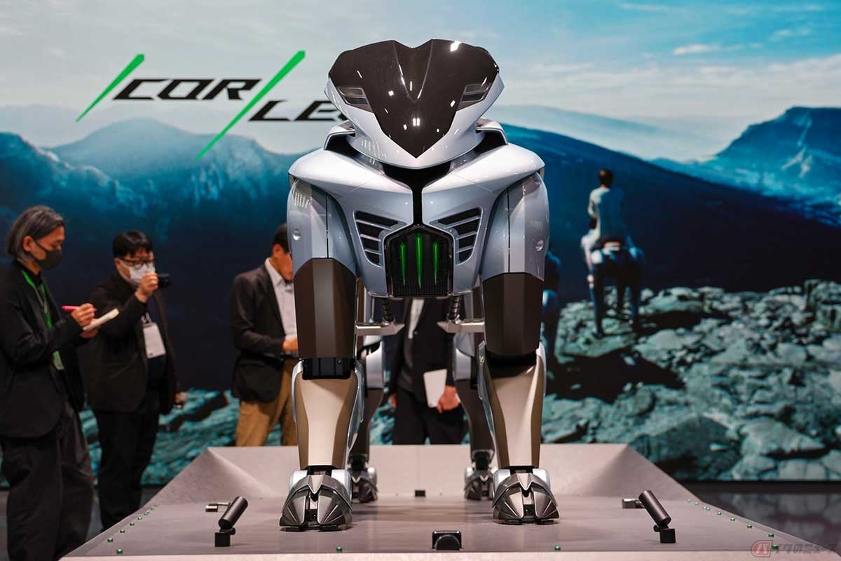 正面から見た姿もまた動物のようだが、モーターサイクルや新幹線の要素も感じるデザインだ(写真:小林ゆき)