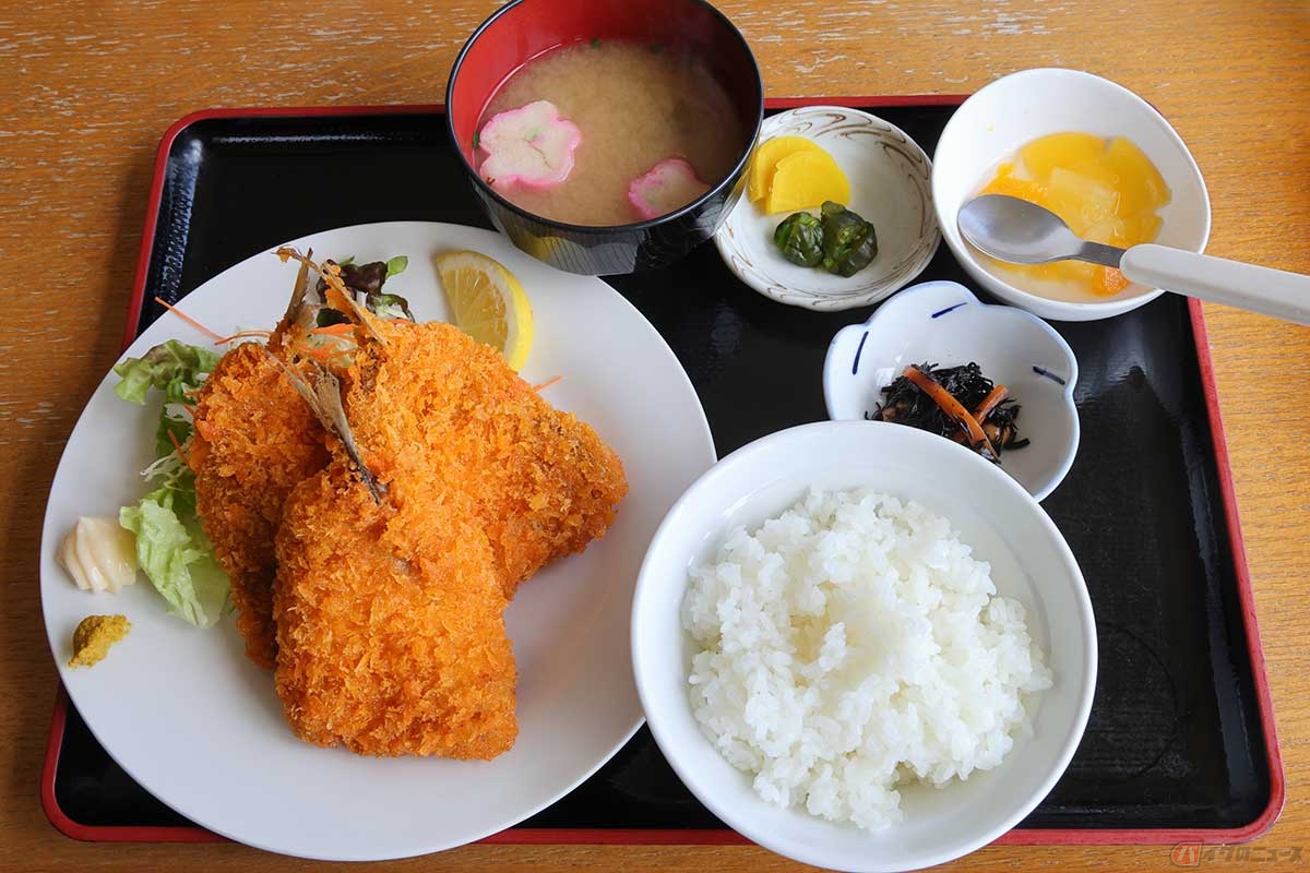 「浜茶屋協栄」の「あじフライ定食」は、アジフライが3枚にご飯、味噌汁、小鉢、漬物、そしてデザート的なフルーツが付く