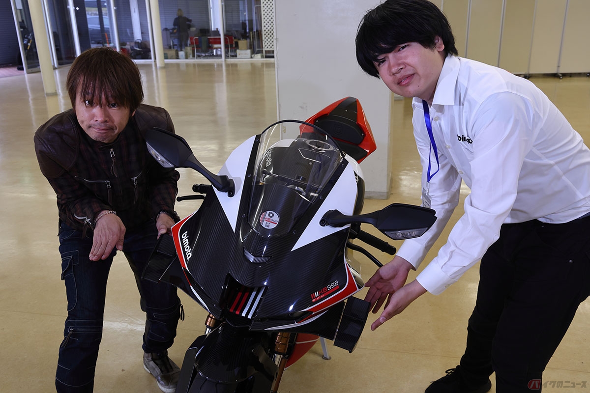 ビモータ「KB998 Rimini(リミニ)」について話を聞く筆者(青木タカオ)とカワサキモータースジャパン事業企画部マーケティング課の吉田修平さん