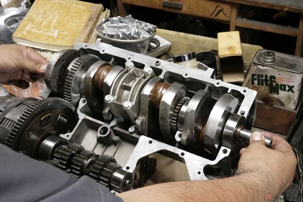 名車カワサキ「Z2」エンジン腰下組立完了間近!! 注意すべきポイントは