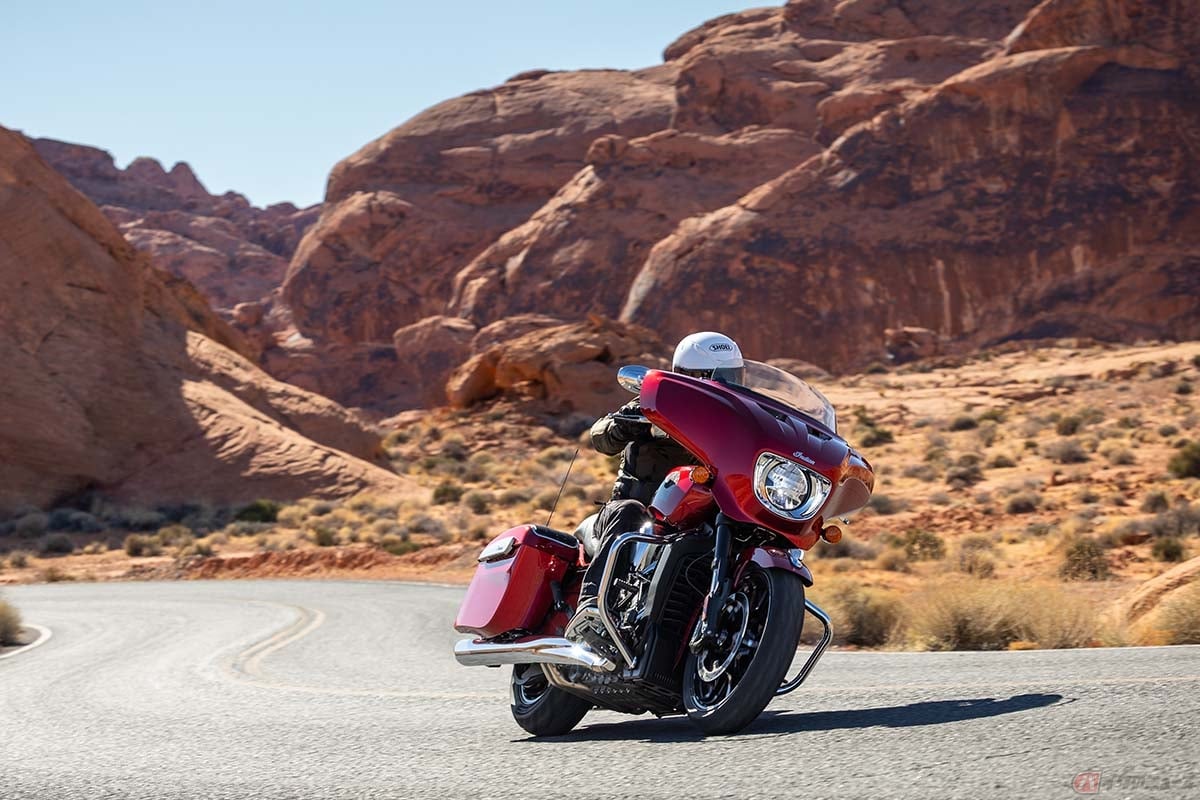 インディアンモーターサイクルの新型「チーフテン・パワープラス」に乗る筆者(河野正士)