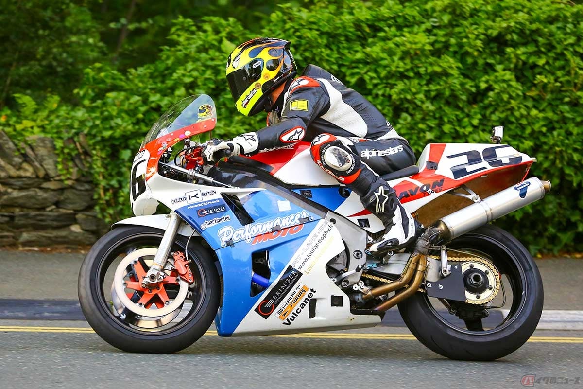 ステアリングダンパーやキャリパーが当時を忍ばせるホンダ「RVF」の走行シーン。写真は2015年のクラシックTT(写真:小林ゆき)