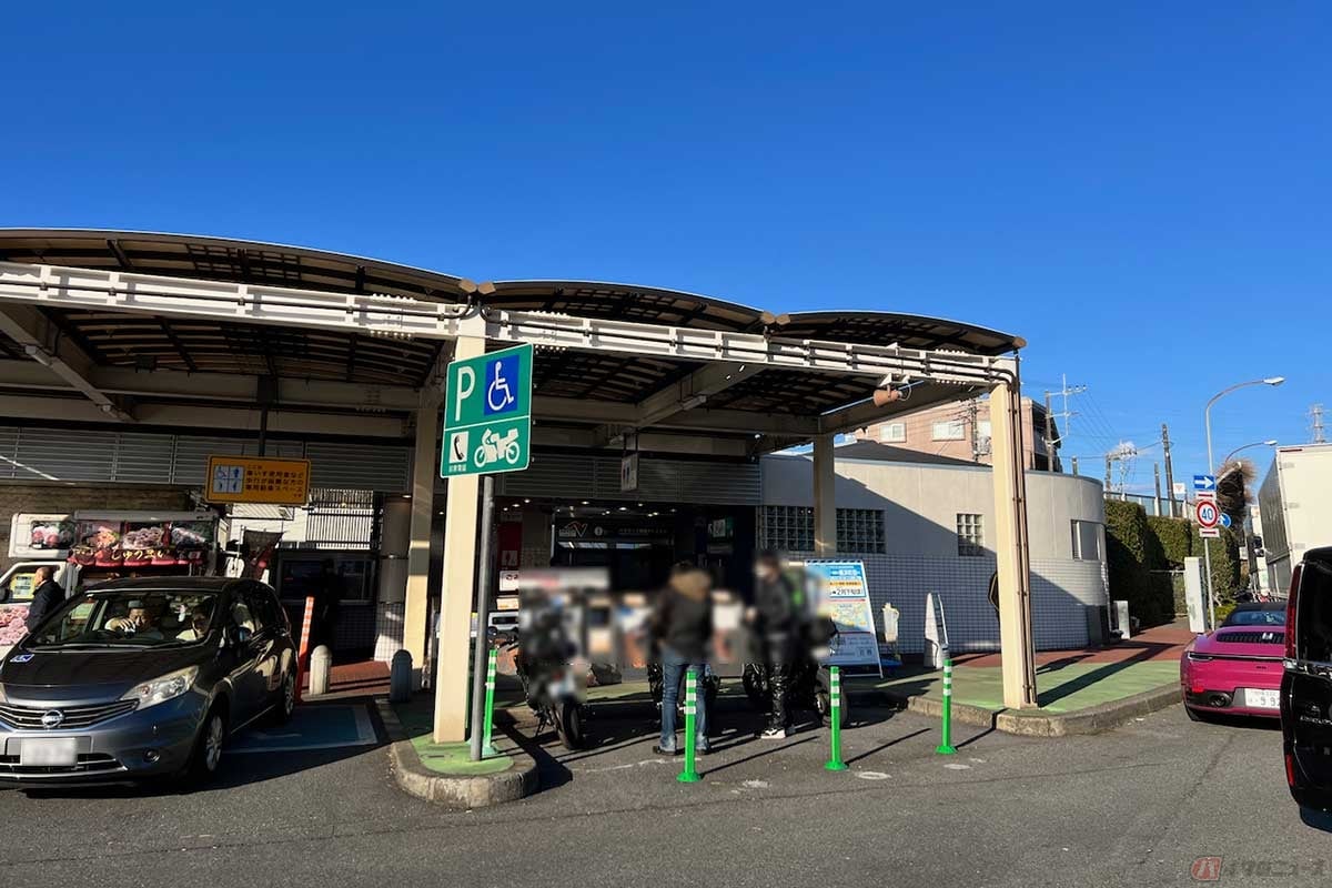 少々狭いが屋根が設置された2輪専用の駐車スペースも確保されているので雨の日も安心