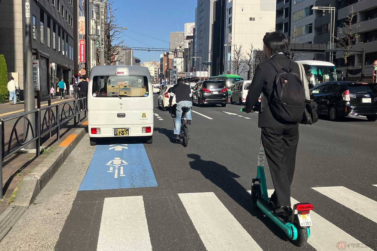 道路の左側を走ることを義務付けられているのは、バイクだけではない