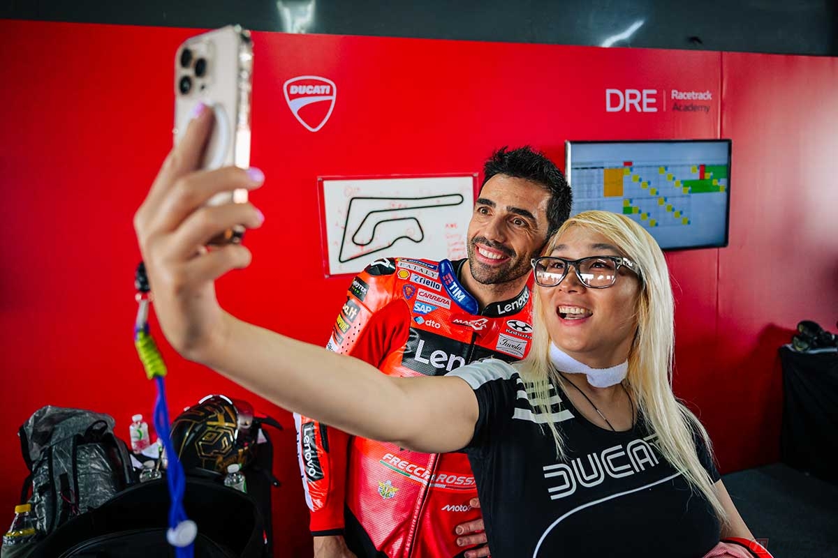 「ONE TO ONE」クラスの講師はドゥカティのMotoGPテストライダーを務めるミケーレ・ピッロ選手。前日までイタリアで「デスモセディチGP」のテストをしていたそうです