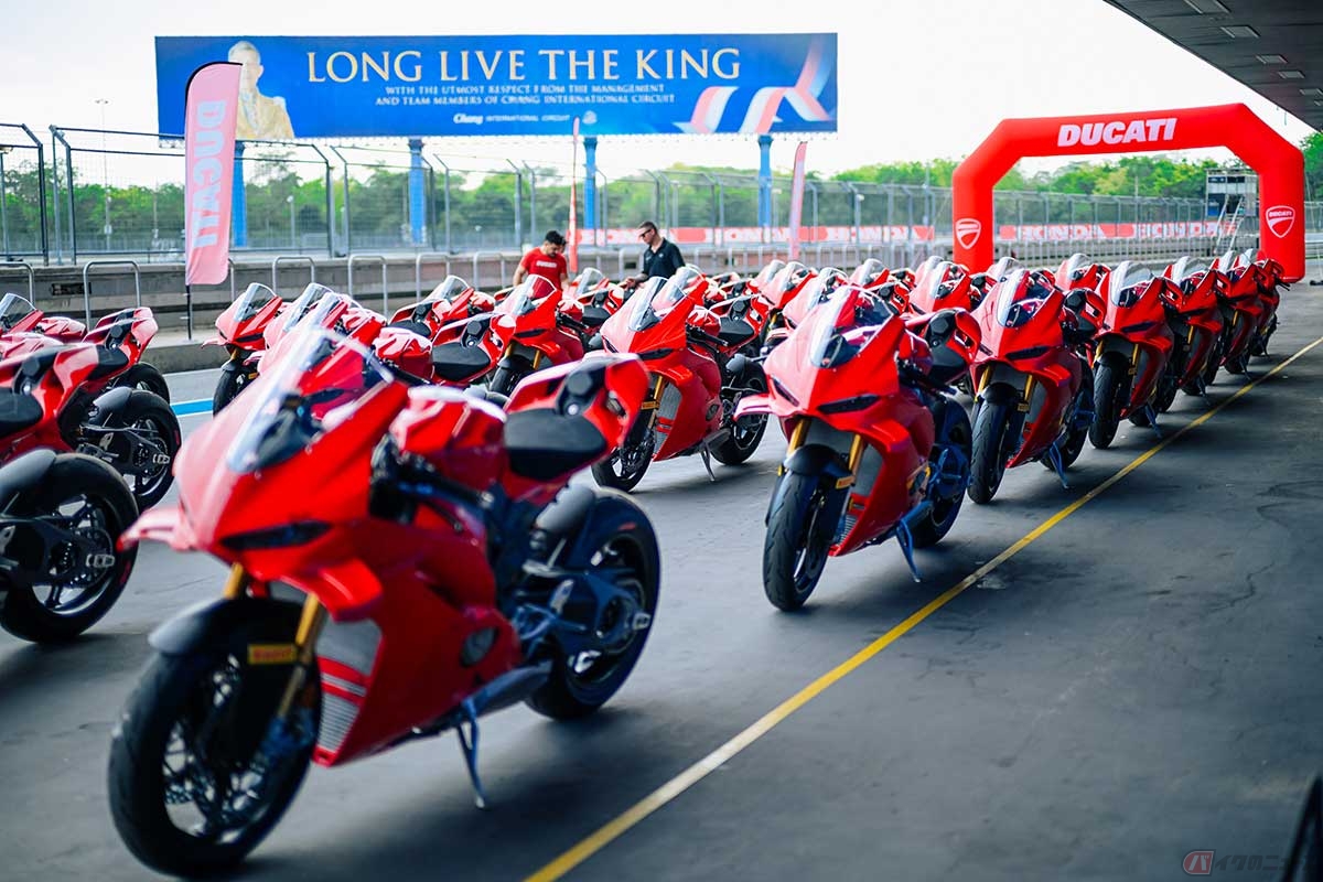 パドックには2025年にフルモデルチェンジした新型「Panigale V4 S」が30台以上並ぶ。壮観！