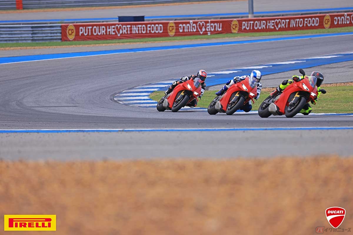 先導はリビオさん。真ん中が僕（筆者：小川勤）、後ろが原田さん。前後から走りをチェック。実は動画撮影中で、その動画も後日データをもらえます