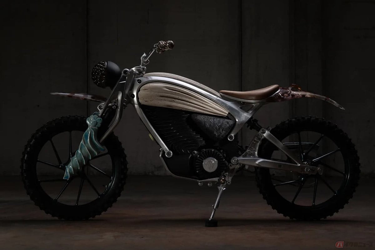 ロイヤルエンフィールドの新ブランド「FLYING FLEA(フライング・フリー)」の「FF C6」をベースに、アーティストの Mattia Biagi (マッティア・ビアージ)氏が手を加えたカスタム車両「MOTOTOTEM」
