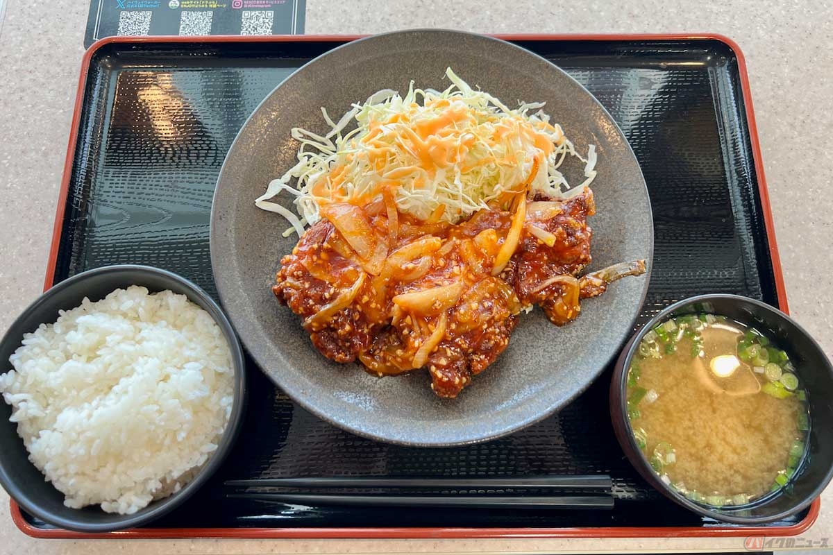 東関道「湾岸幕張PA」（上り）で「鶏チリ定食」（1100円）をチョイス。スイートチリソースで甘辛い「鶏チリ」は味が濃くてご飯がススム。欲を言えば、あと一品あれば値段の価値を感じられるところだった