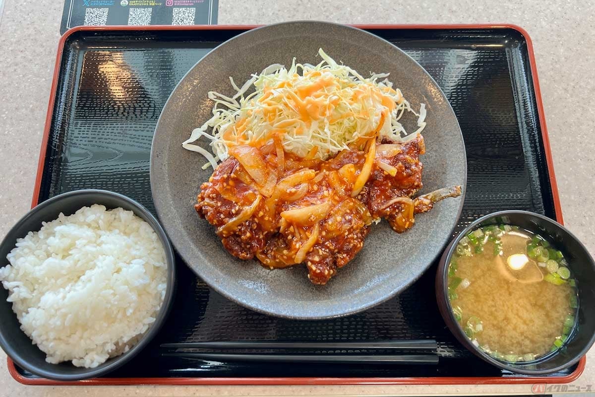 東関道「湾岸幕張PA」(上り)で「鶏チリ定食」(1100円)をチョイス。スイートチリソースで甘辛い「鶏チリ」は味が濃くてご飯がススム。欲を言えば、あと一品あれば値段の価値を感じられるところだった