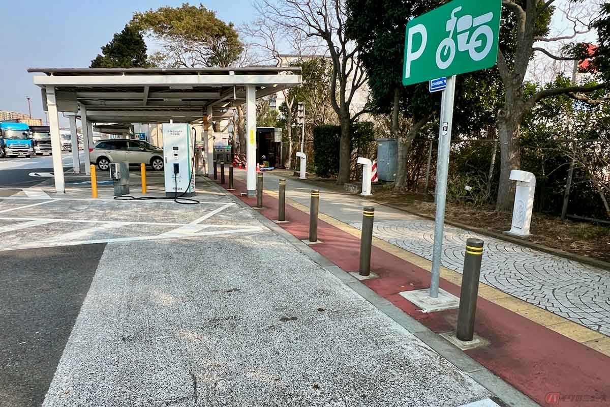 細長い敷地の影響で、普通車やバイクの駐車場とフードコートはかなり離れているのが難点