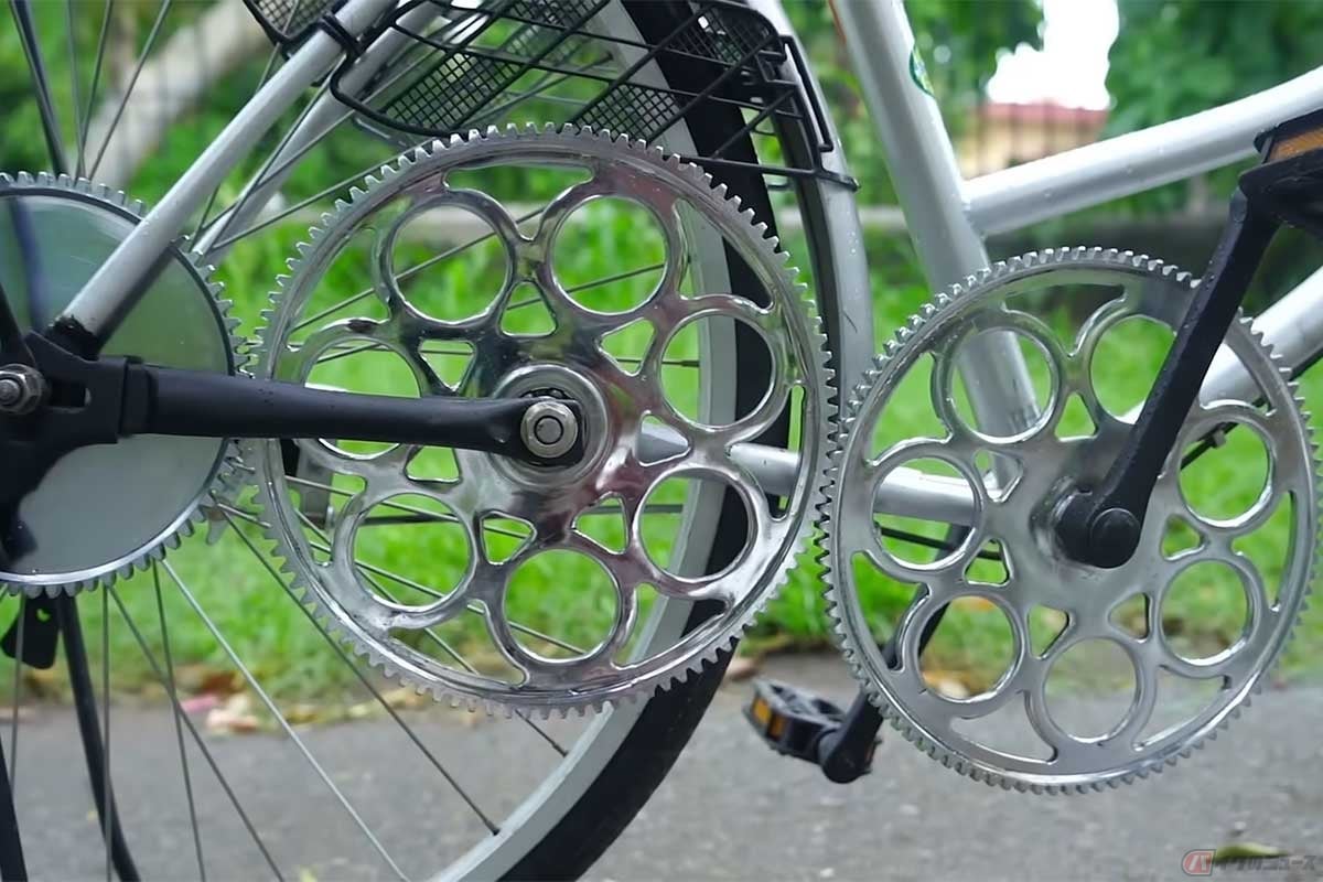 チェーンの代わりにギア3枚で走る、見た目も美しい芸術作品のような自転車を自作