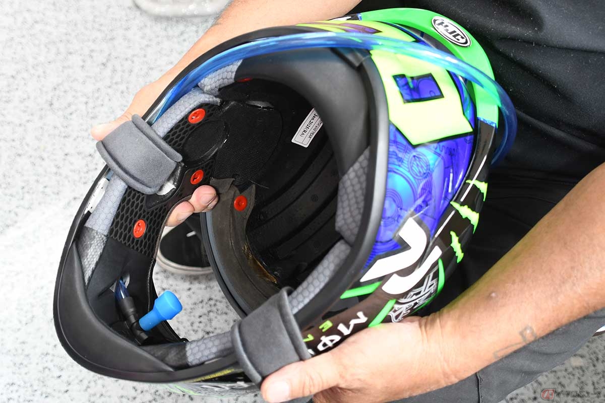 チューブをヘルメットの内部に通すのは長谷川さんの仕事。レーシングスーツのハンプからヘルメットまでのチューブの長さも調整する