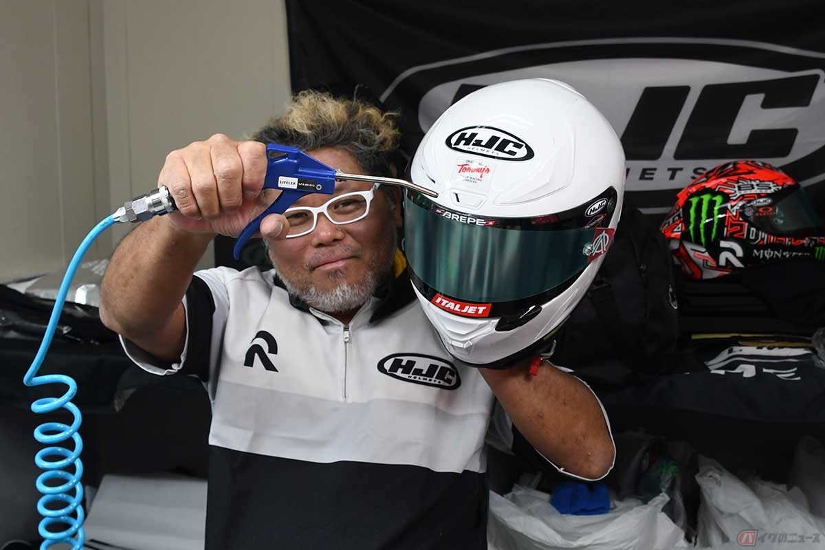 マルク・マルケス選手（ドゥカティ・レノボ・チーム）は、このようにシールドについた水滴をエアガンで飛ばすという