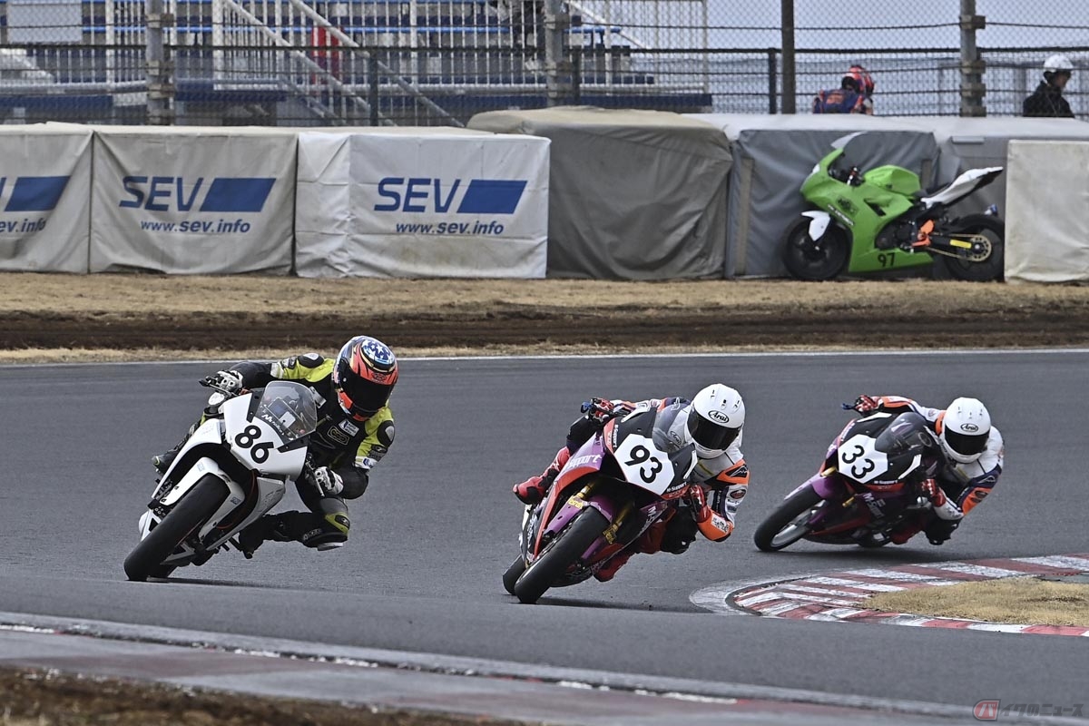 ホンダ「CBR250RR」勢が上位を占めるJP250クラス。今回のレースでは鈴木 未来翔選手（#93）が優勝しています（写真：POP近藤）