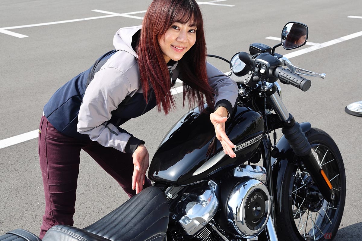 ハーレーダビッドソン「ストリートボブ」と指出瑞貴さん。タンクの造形もお気に入りとのことです