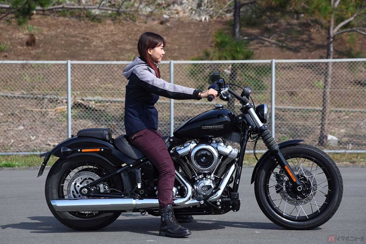 ハーレーダビッドソン「ストリートボブ」と身長166センチの指出瑞貴さん