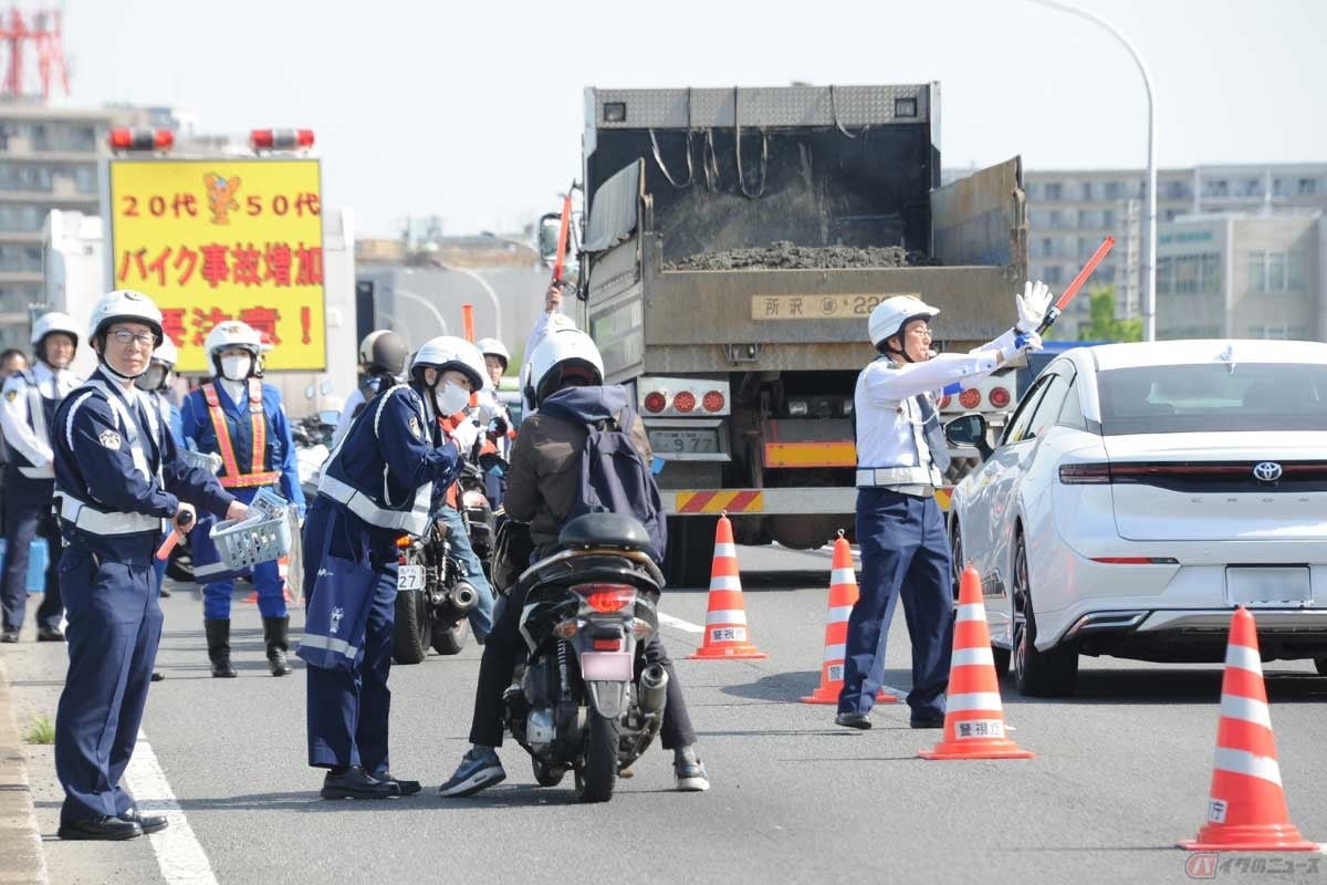 警視庁管下一斉「二輪車ストップ作戦」。埼玉県警と合同で実施された新荒川大橋(北区)での交通啓発