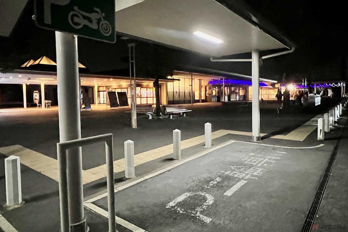屋根が設置された2輪専用の駐車スペースが確保され、明るい照明もあって安心