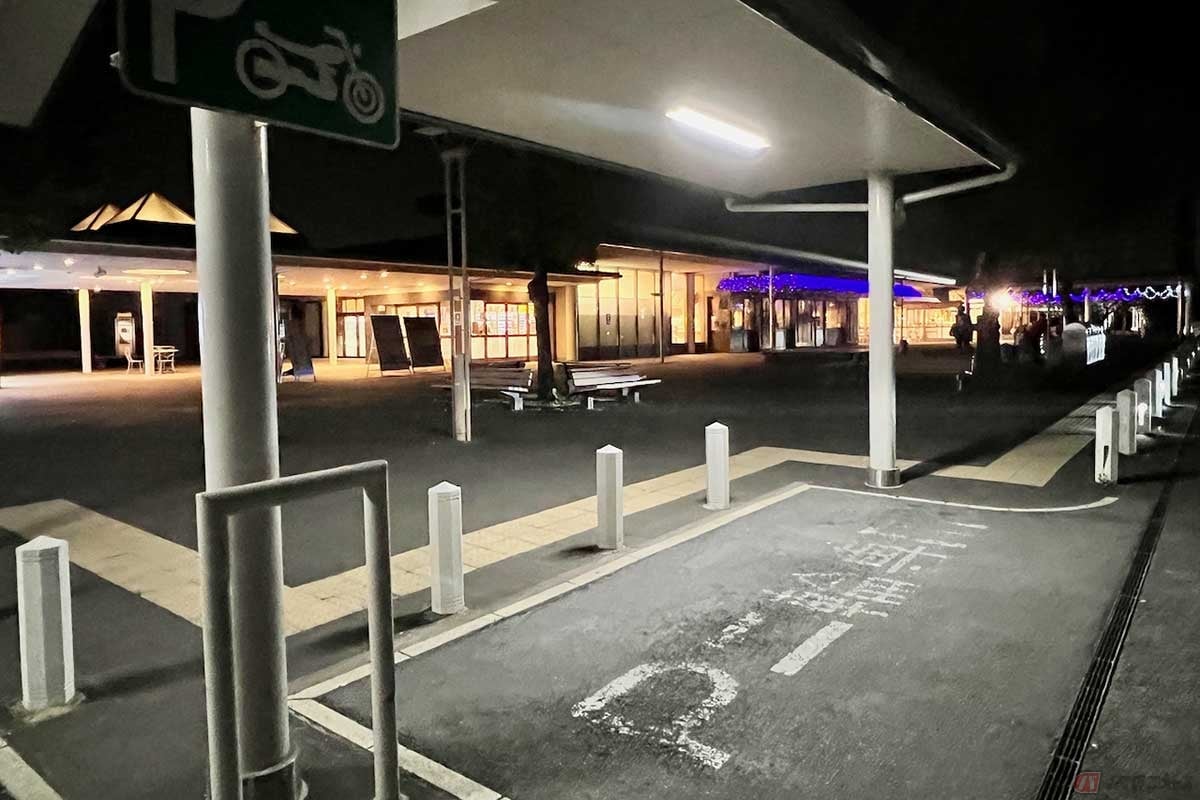 屋根が設置された2輪専用の駐車スペースが確保され、明るい照明もあって安心