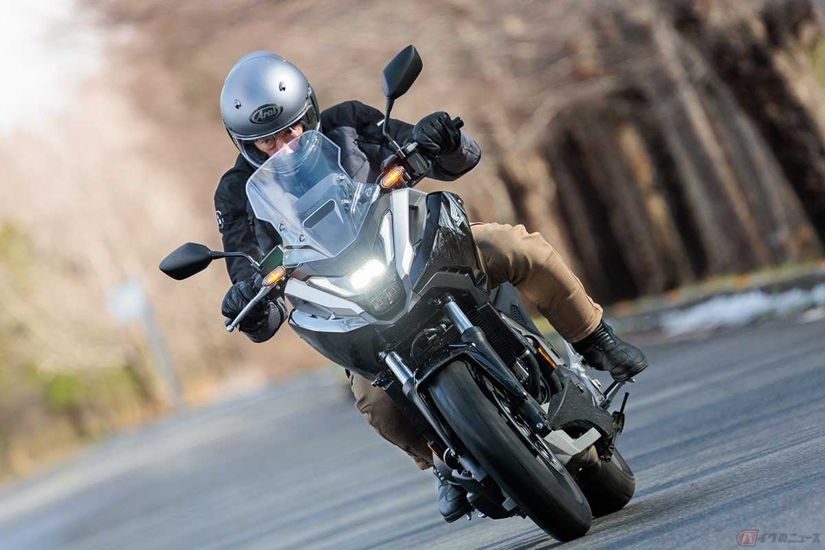 ホンダ「NC750X Dual Clutch Transmission」(2025年型)に試乗する筆者(松井勉)