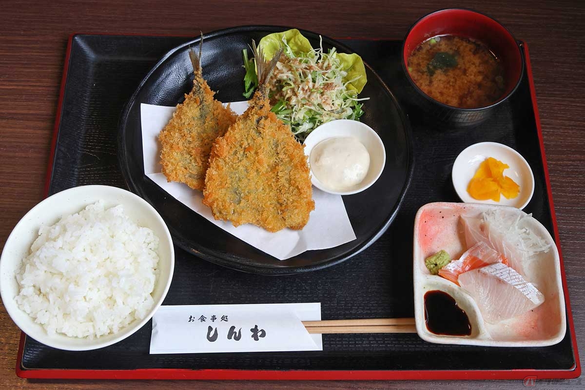 境港の漁港近くにある「お食事処　しんわ」の「アジフライ定食」。アジフライ2枚に刺身が付く