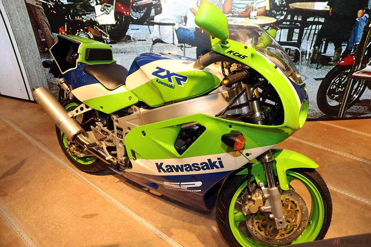 1989年登場のZXR400Rのスポーツプロダクション仕様(展示車両は'90年モデル)。レースに特化した仕様で1990年には全日本TT-F3クラスでチャンピオンを獲得し、後のSP400クラスを席巻する'93モデルの礎にもなったモデルでした