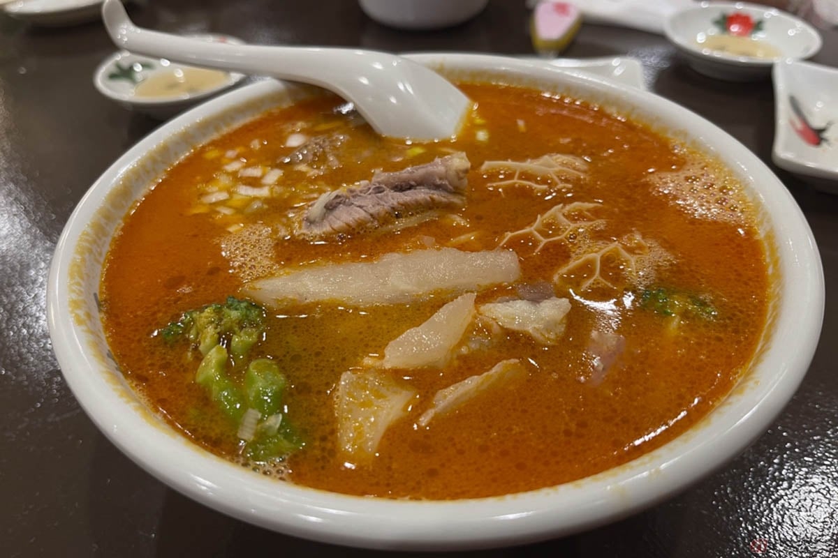 牛すじとハチノスが入った蘇哥清湯腩(ソーゴーチンタンラン)の欲張りな担々麺