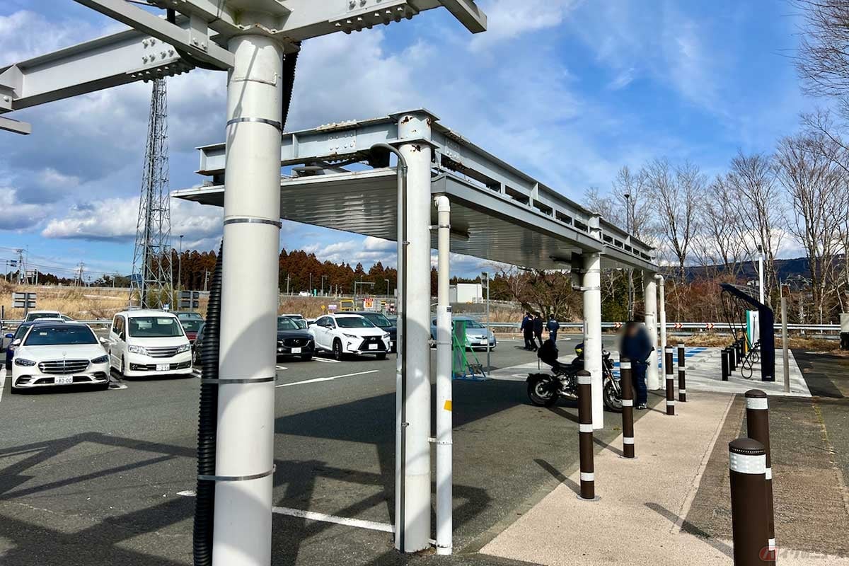 屋根が設置された2輪専用の駐車スペースもしっかり確保されている