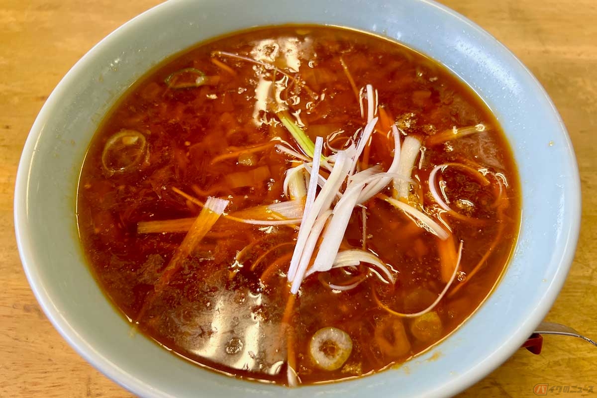 真っ赤なスープが辛さを想像させる「勝浦タンタンメン」。はたしてその味は……
